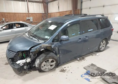 2015 Toyota Sienna Le 8 Passenger z USA, uszkodzony, nr VIN 5TDKK3DC4FS590380